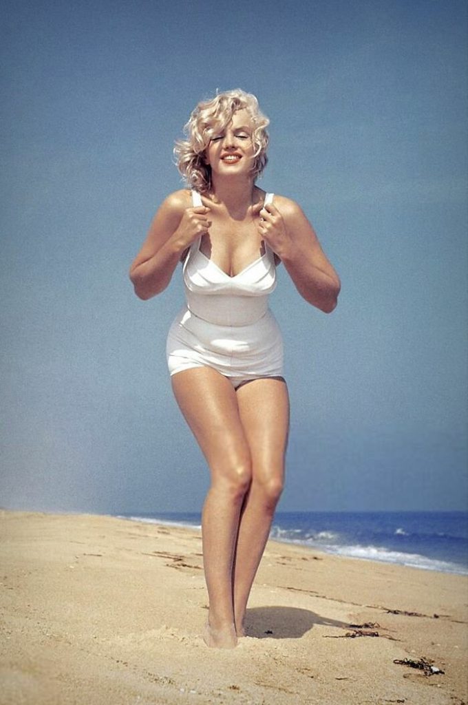 Magnifiques photos de Marilyn Monroe prisent à la plage par Sam Shaw en 1957 (17 photos)